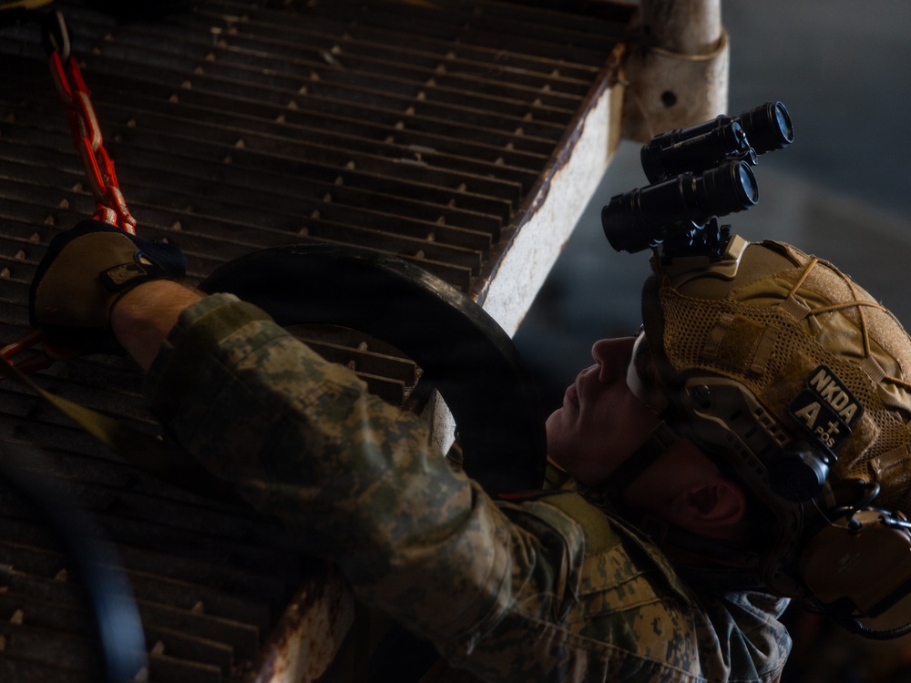 22nd MEU(SOC) | MSPF Conducts Hook and Climbing Training Aboard the USS Iwo Jima