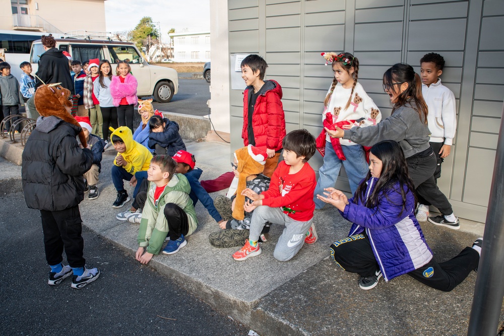 NAF Atsugi SLES Children Deliver Letters to Santa