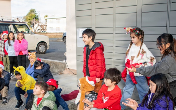 NAF Atsugi SLES Children Deliver Letters to Santa
