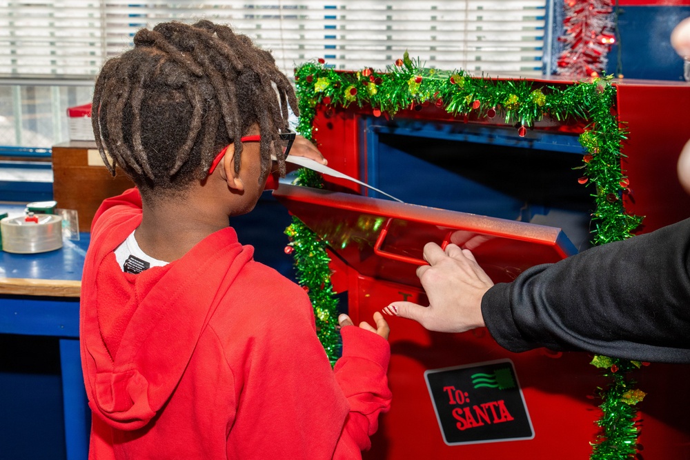 NAF Atsugi SLES Children Deliver Letters to Santa