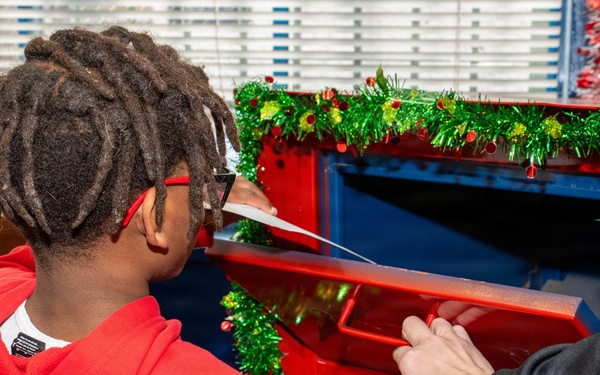 NAF Atsugi SLES Children Deliver Letters to Santa