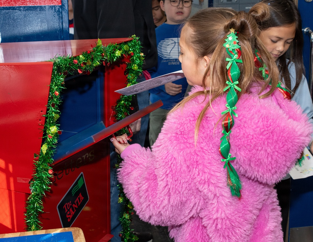 NAF Atsugi SLES Children Deliver Letters to Santa