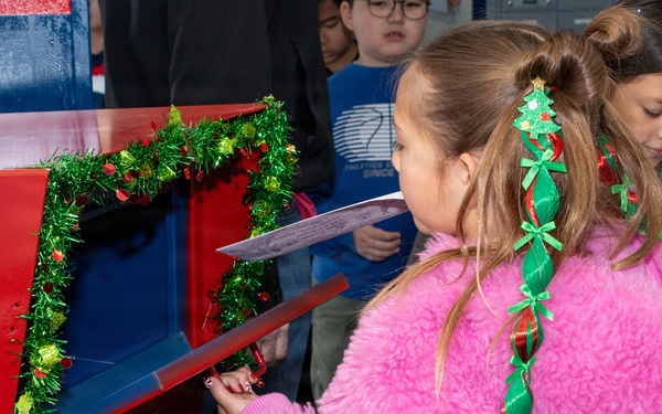 NAF Atsugi SLES Children Deliver Letters to Santa