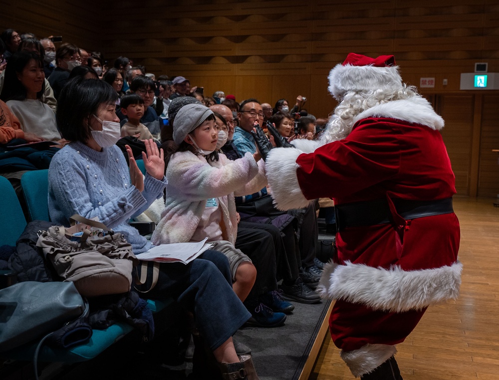 PACAF Band spreads holiday cheer through music