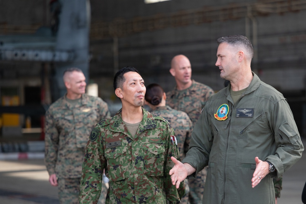 JGSDF 1st Helicopter Brigade commander tours VMM-262