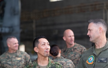 JGSDF 1st Helicopter Brigade commander tours VMM-262