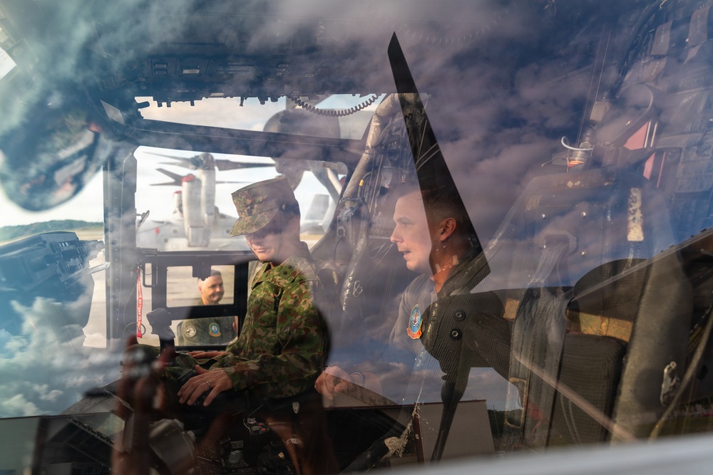 JGSDF 1st Helicopter Brigade commander tours VMM-262