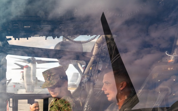 JGSDF 1st Helicopter Brigade commander tours VMM-262