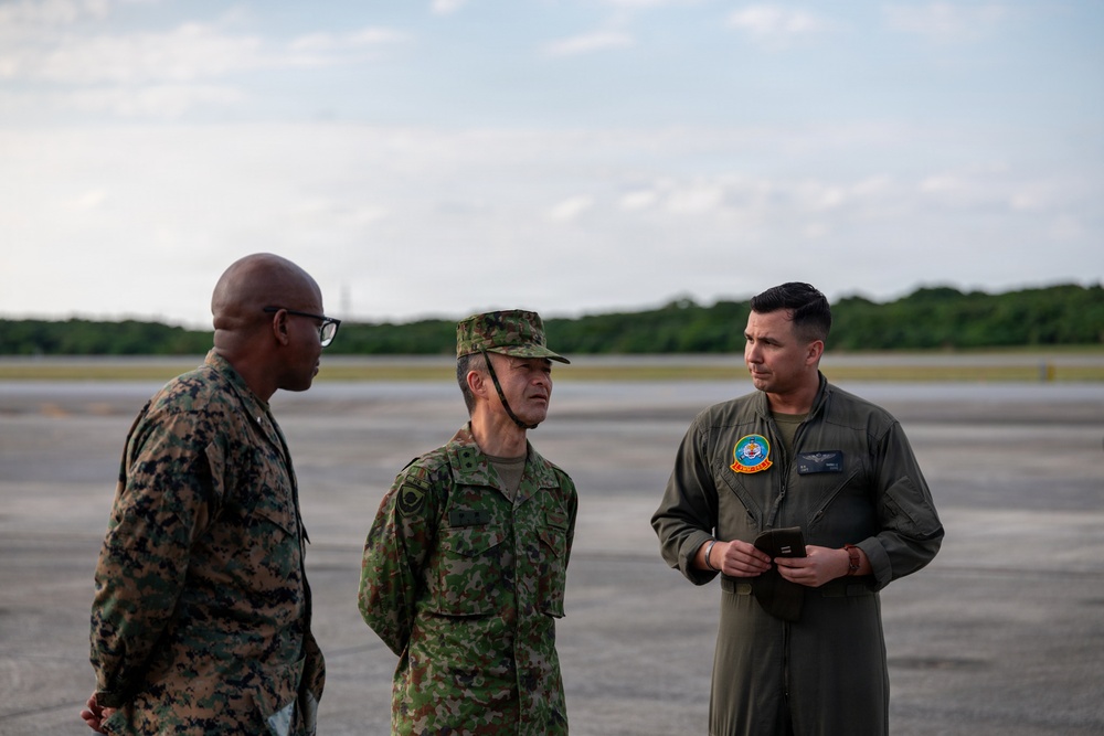 JGSDF 1st Helicopter Brigade commander tours VMM-262