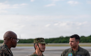 JGSDF 1st Helicopter Brigade commander tours VMM-262
