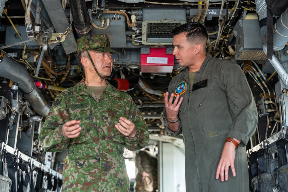 JGSDF 1st Helicopter Brigade commander tours VMM-262