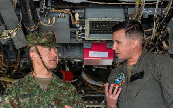 JGSDF 1st Helicopter Brigade commander tours VMM-262