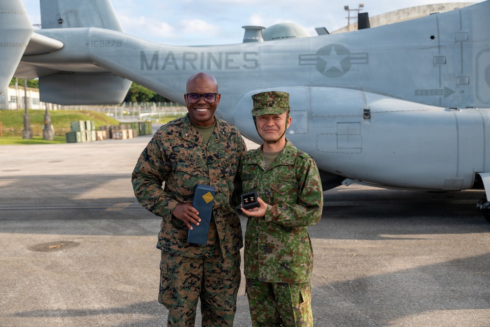 JGSDF 1st Helicopter Brigade commander tours VMM-262