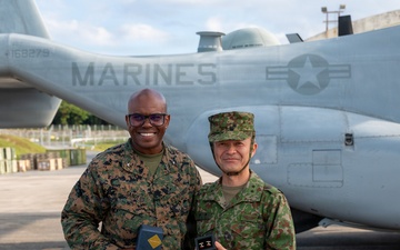 JGSDF 1st Helicopter Brigade commander tours VMM-262