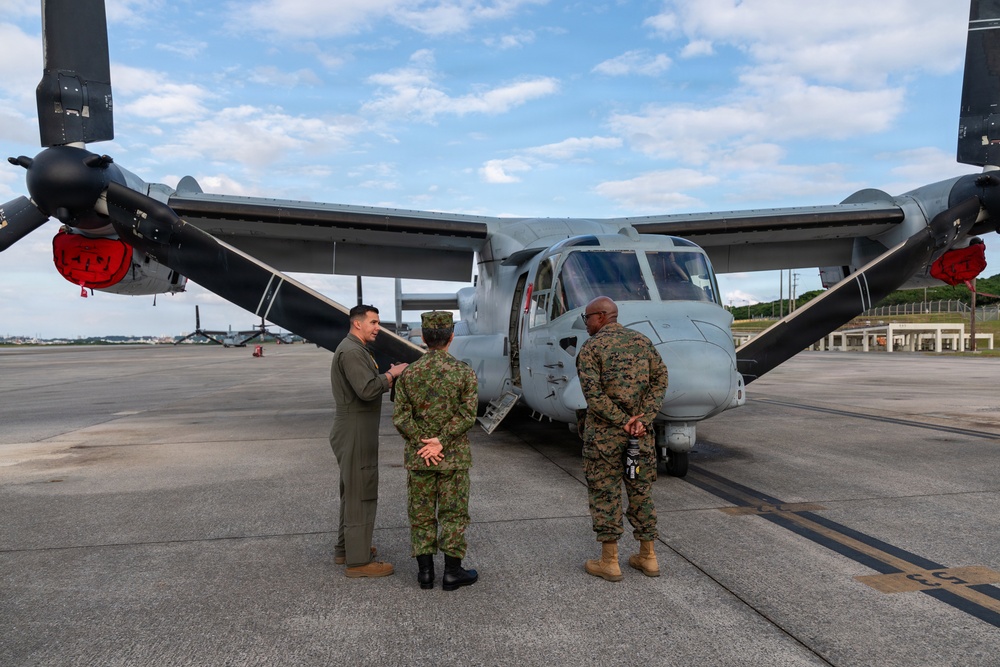 JGSDF 1st Helicopter Brigade commander tours VMM-262