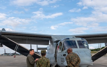 JGSDF 1st Helicopter Brigade commander tours VMM-262