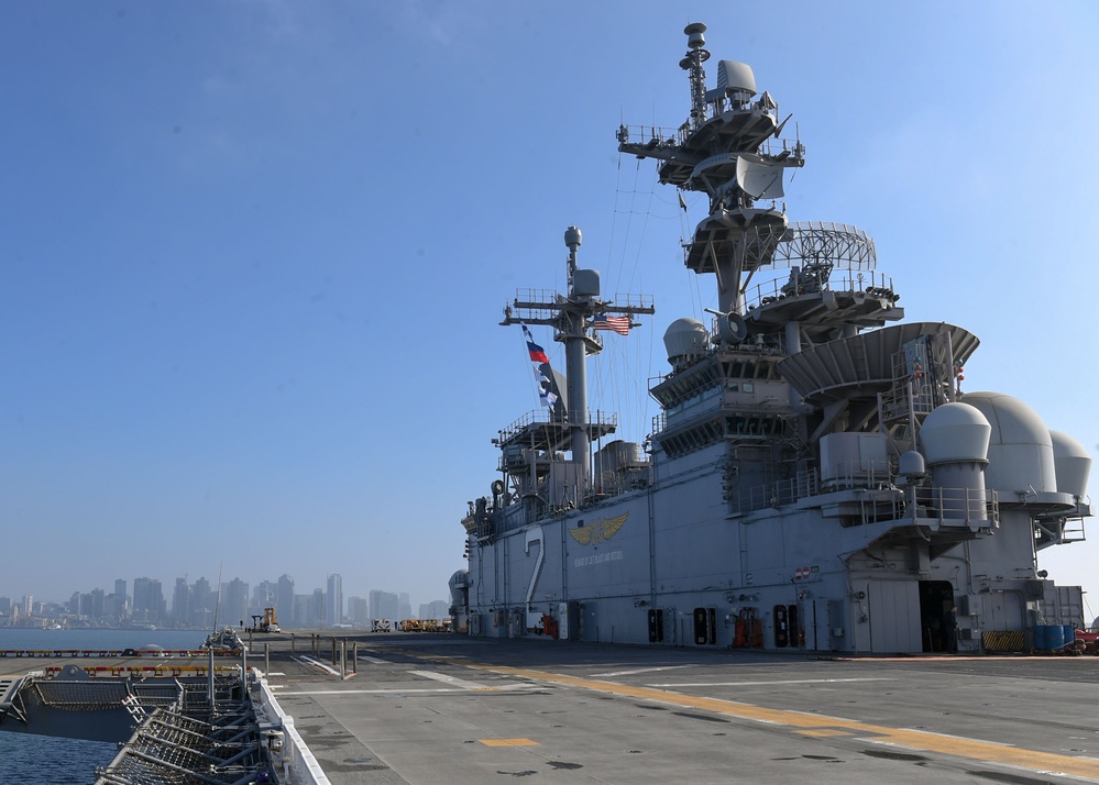 USS Essex (LHD 2) returns from underway