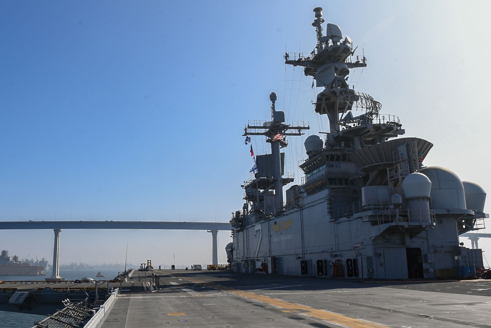 USS Essex (LHD 2) returns from underway