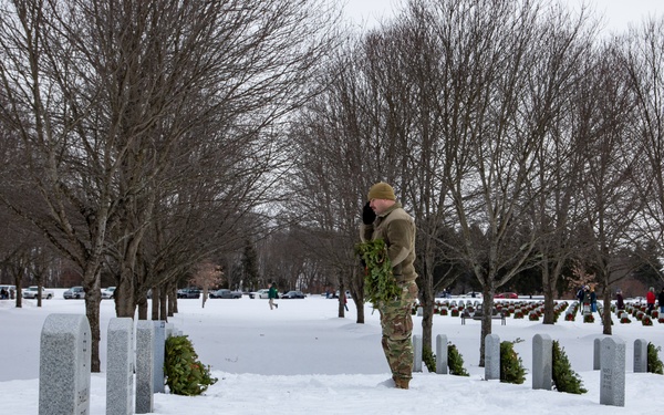 NY guard and reserve honor veterans at Wreaths Across America