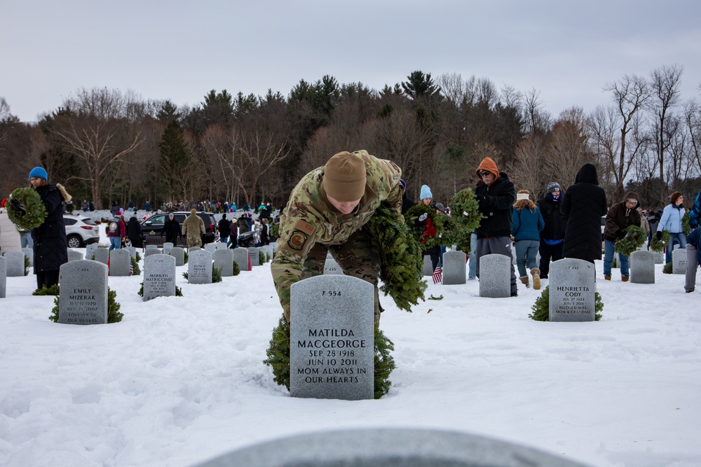 NY guard and reserve honor veterans at Wreaths Across America