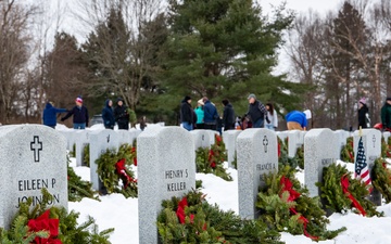 NY National Guard Airmen, Soldiers honor vets at Wreaths Across America event