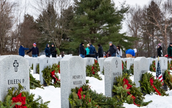 NY guard and reserve honor veterans at Wreaths Across America