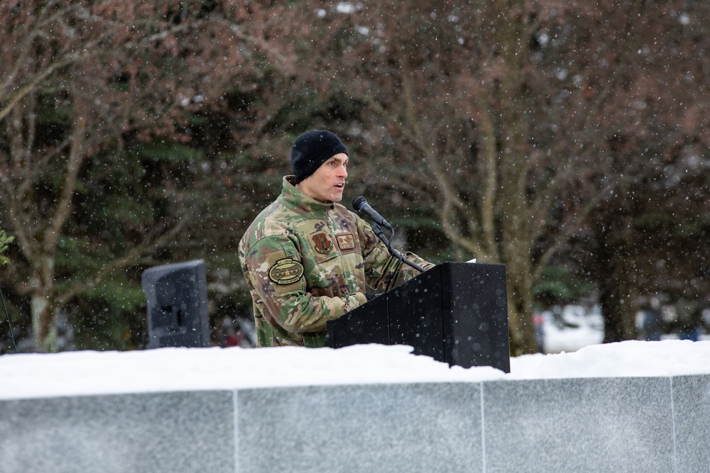NY guard and reserve honor veterans at Wreaths Across America