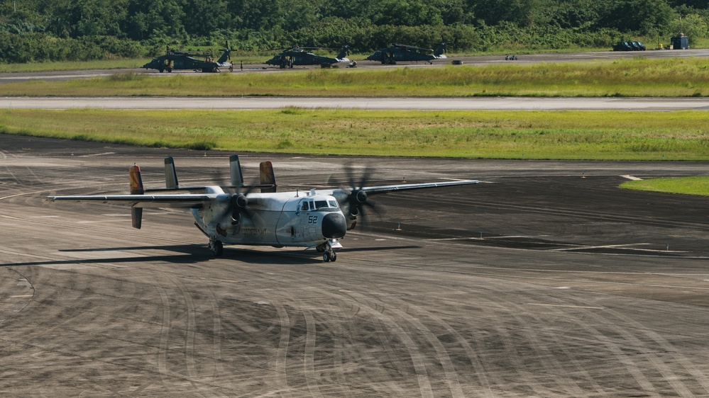 Navy C-2 Greyhounds Land in Puerto Rico