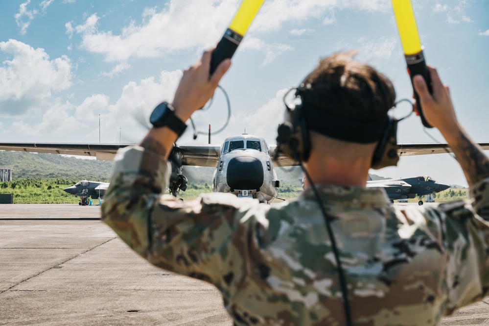 Navy C-2 Greyhounds Land in Puerto Rico