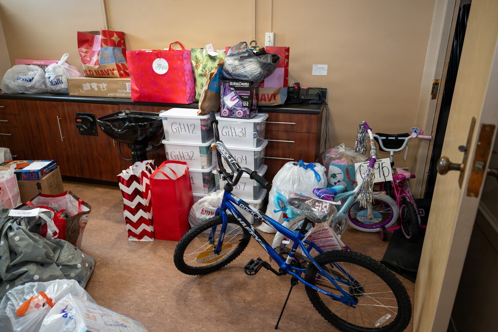 Arnold AFB team rallies to provide Christmas gifts for more than 100 local children