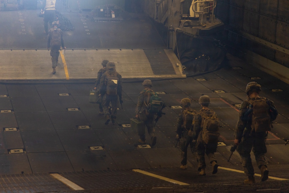 22nd MEU(SOC) | LCAC Operations Aboard the USS Iwo Jima