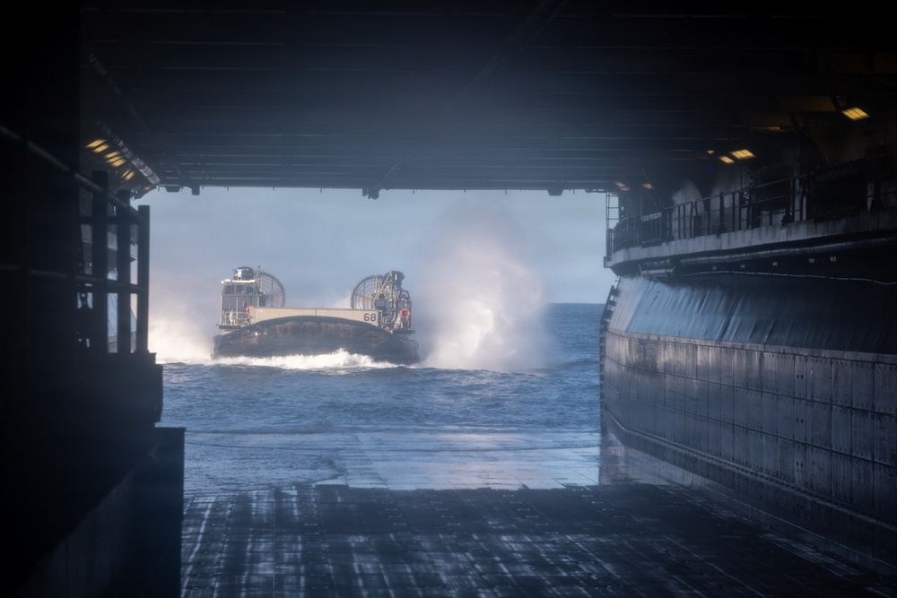 22nd MEU(SOC) | LCAC Operations Aboard the USS Iwo Jima