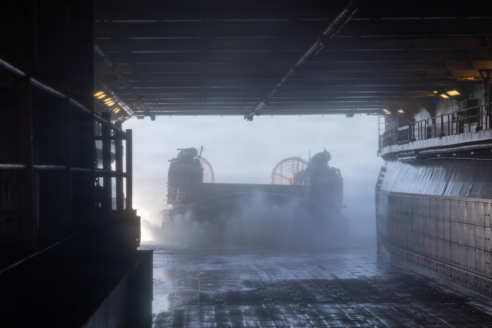 22nd MEU(SOC) | LCAC Operations Aboard the USS Iwo Jima