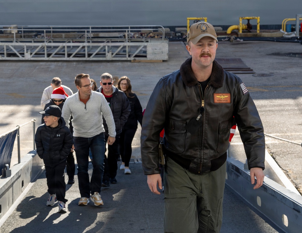 USS Kearsarge Host Canadian Tour
