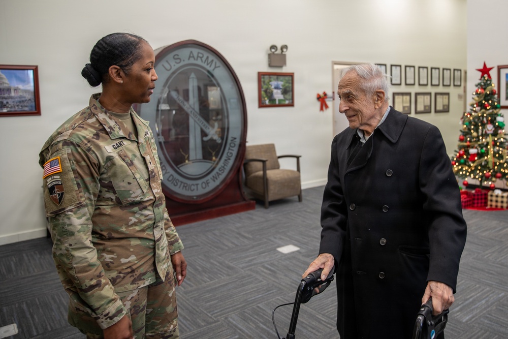 Retired U.S. Army Col. Frank Cohn visits JTF-NCR/USAMDW