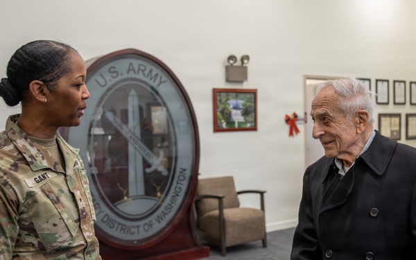 Retired U.S. Army Col. Frank Cohn visits JTF-NCR/USAMDW