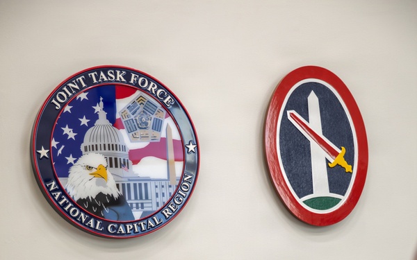 Retired U.S. Army Col. Frank Cohn visits JTF-NCR/USAMDW