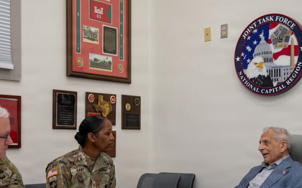 Retired U.S. Army Col. Frank Cohn visits JTF-NCR/USAMDW