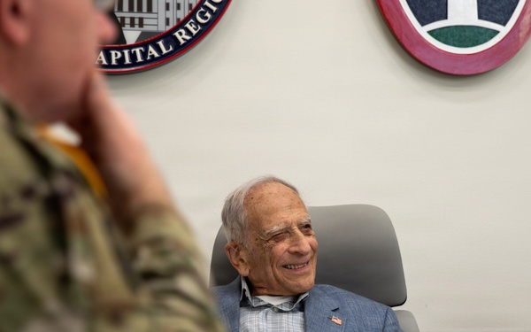 Retired U.S. Army Col. Frank Cohn visits JTF-NCR/USAMDW