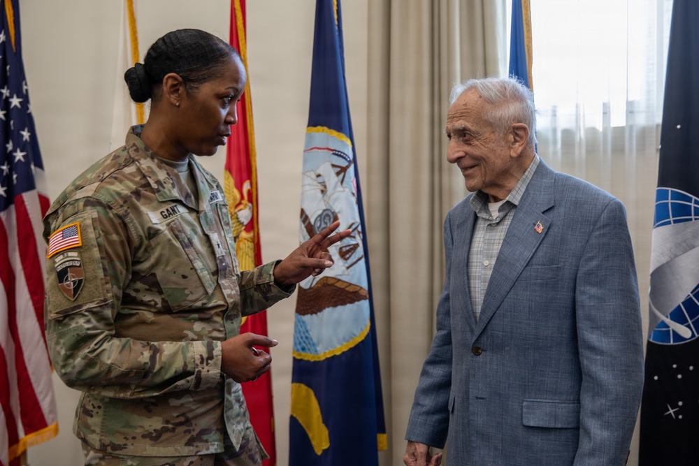 Retired U.S. Army Col. Frank Cohn visits JTF-NCR/USAMDW