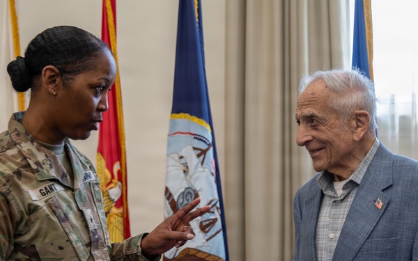 Retired U.S. Army Col. Frank Cohn visits JTF-NCR/USAMDW