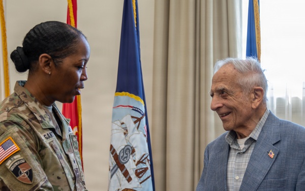 Retired U.S. Army Col. Frank Cohn visits JTF-NCR/USAMDW