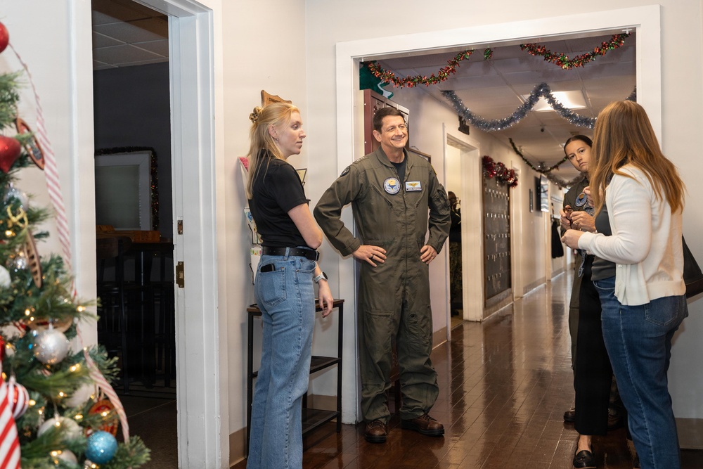 NETC Commander Visits USO at NAS Pensacola to Recognize Sailor Volunteers