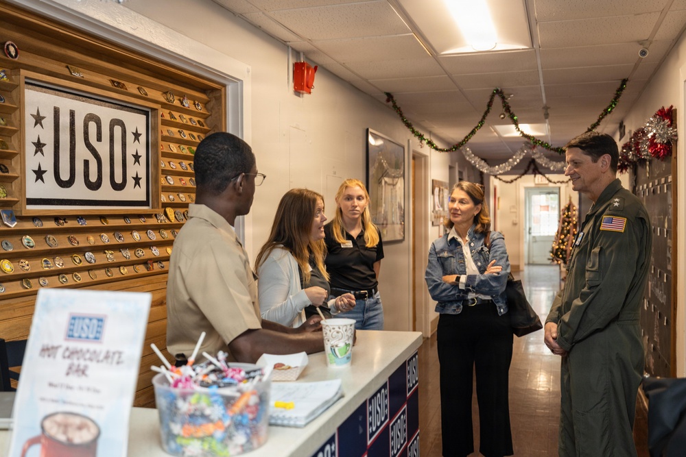 NETC Commander Visits USO at NAS Pensacola to Recognize Sailor Volunteers