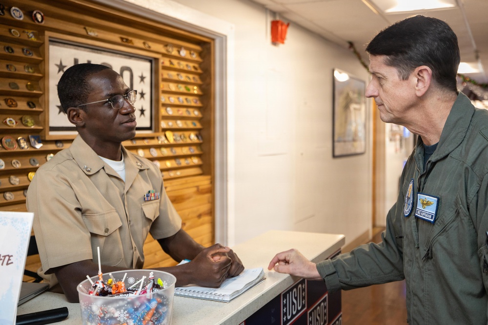 NETC Commander Visits USO at NAS Pensacola to Recognize Sailor Volunteers