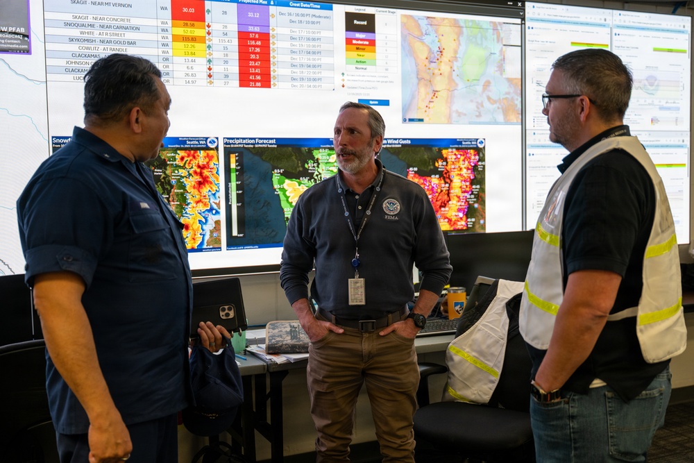 Rear Adm. Avanni visits FEMA Region 10 during flood response