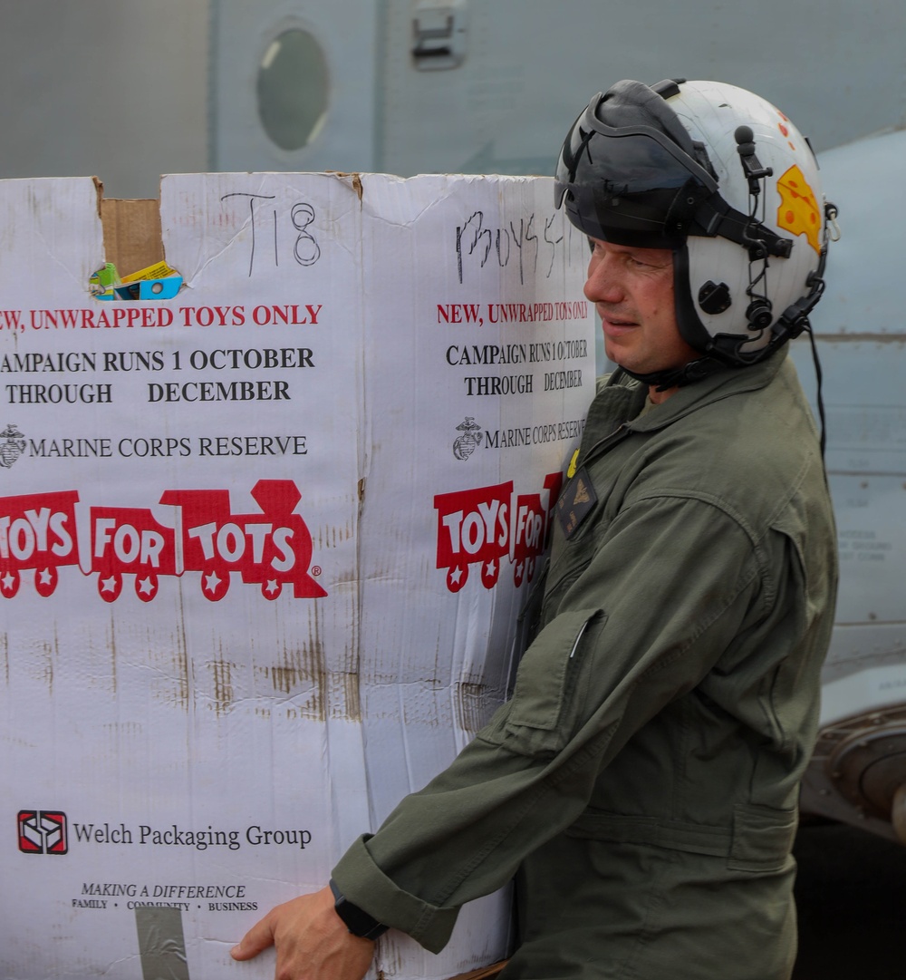 1st MAW Commanding General and VMM-268 support Toys for Tots in Maui