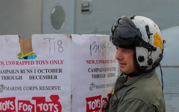 1st MAW Commanding General and VMM-268 support Toys for Tots in Maui