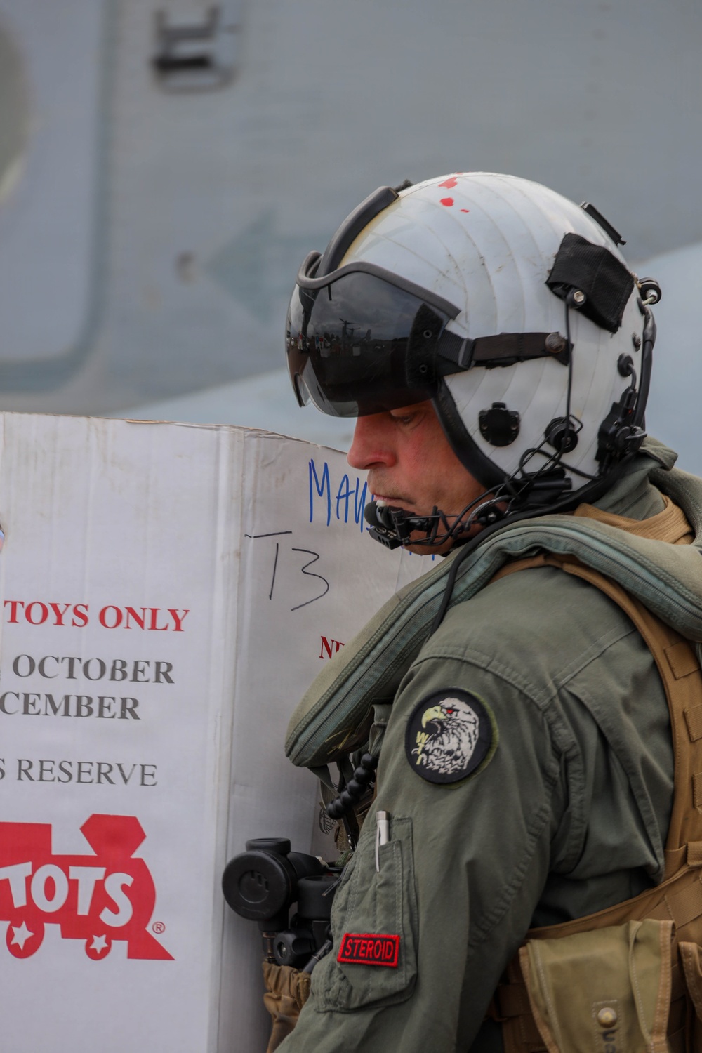 1st MAW Commanding General and VMM-268 support Toys for Tots in Maui