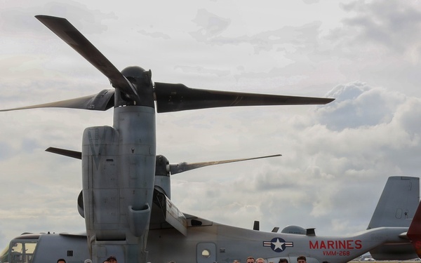 1st MAW Commanding General and VMM-268 support Toys for Tots in Maui